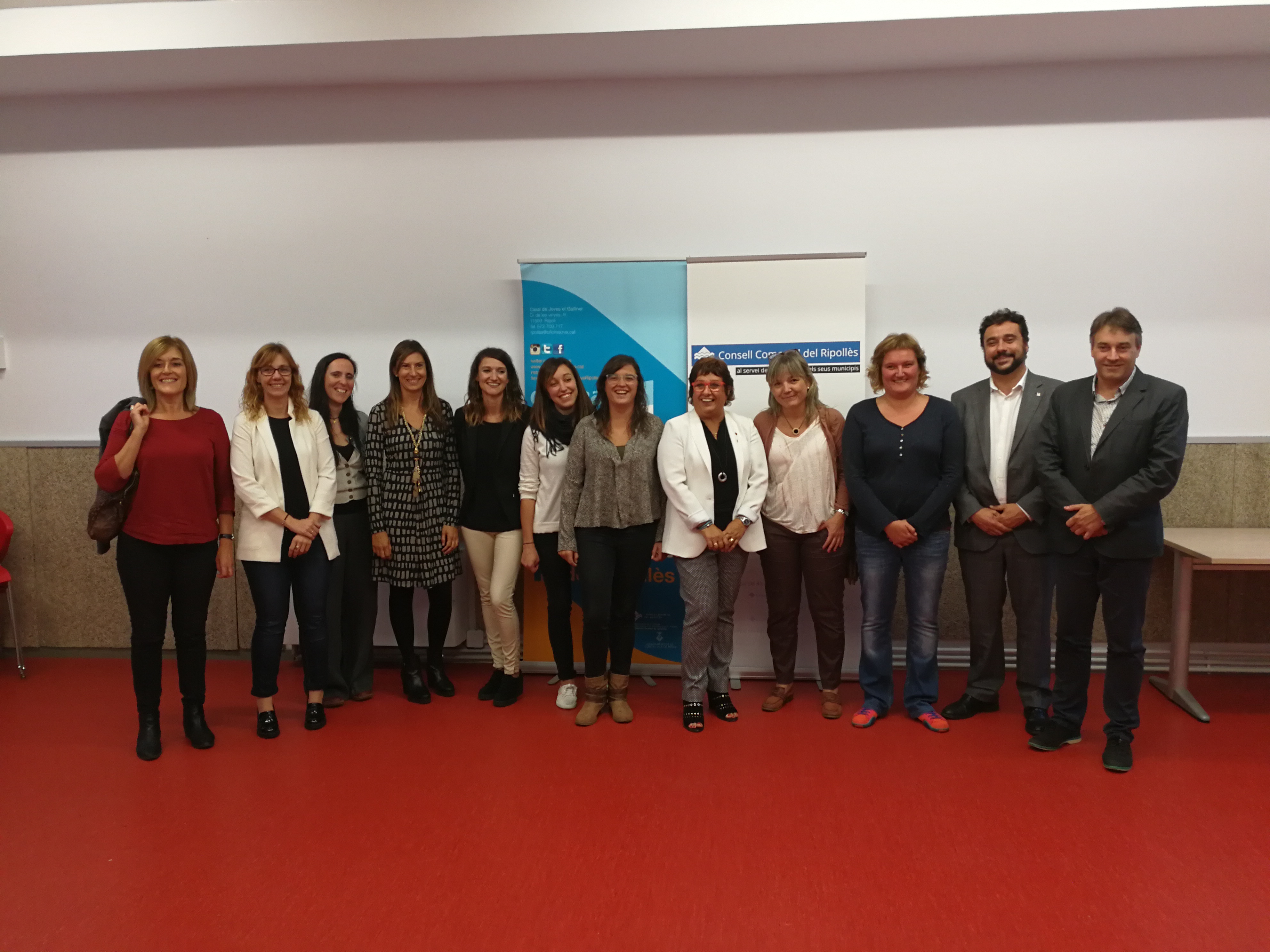 La consellera va cloure la visita a l'oficina jove de Ripoll acompanyada de l'alcalde Jordi Munell, entre altres