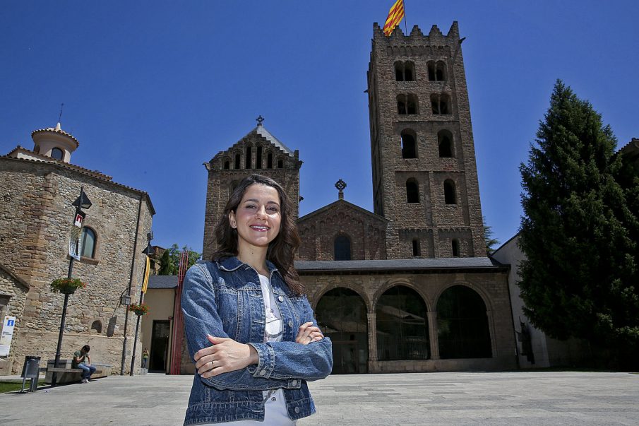 Inés Arrimadas davant del monestir de Ripoll el juny passat
