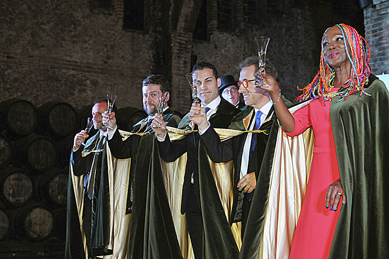 Ferran Latorre, a l'extrem esquerra, amb altres dels confrares de mèrit