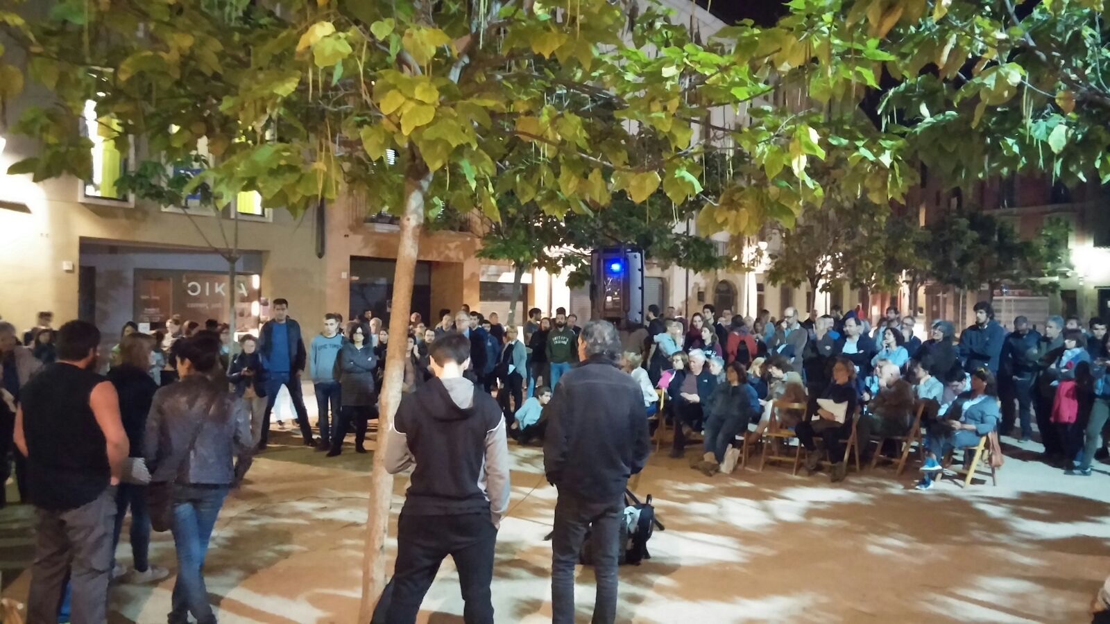 Més de 200 persones van assistir a l'assemblea a la plaça Gaudí