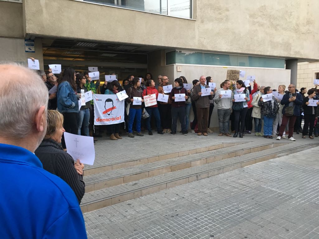 Manifestants concentrats davant dels Jutjats de Vic a 3/4 de 9 del matí