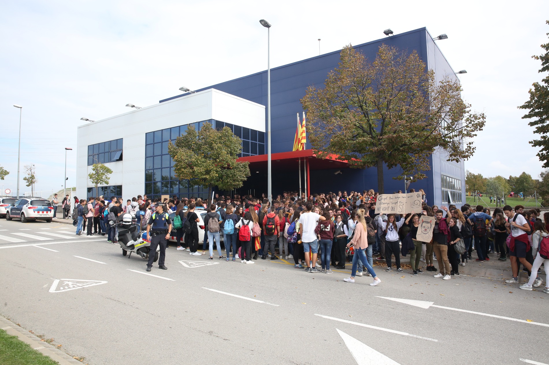Prop de 150 estudiants concentrats davant la comissaria dels Mossos d'Esquadra a Vic