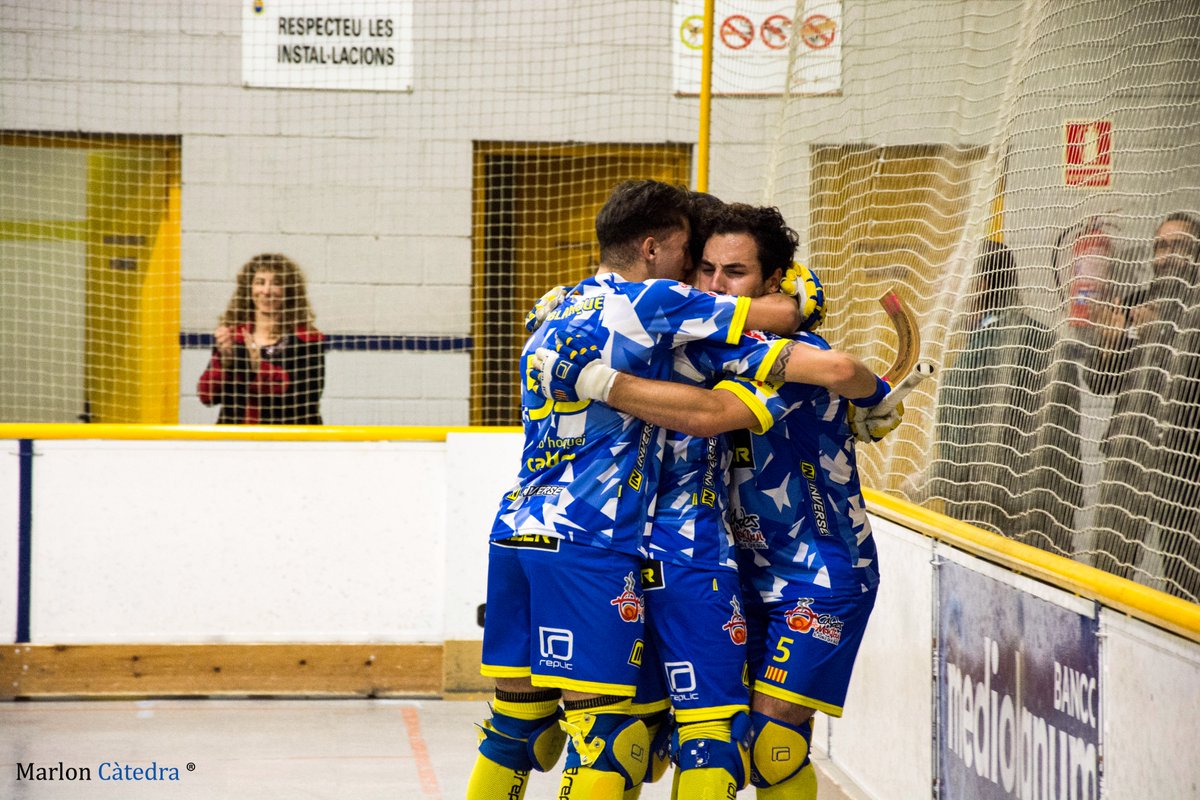 Els jugadors del Caldes s'abracen després del gol