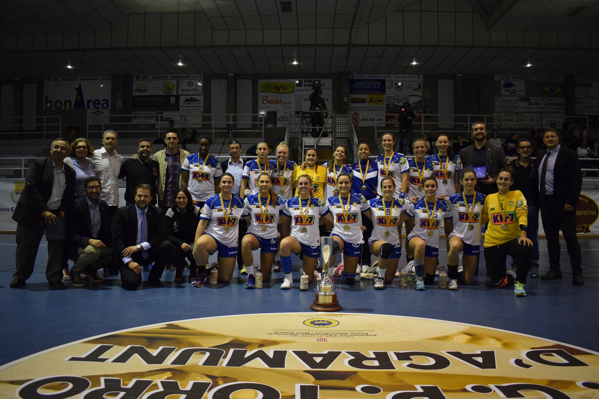 L'equip granollerí celebra el títol amb el cos tècnic i representants del club i la Federació Catalana d'Handbol