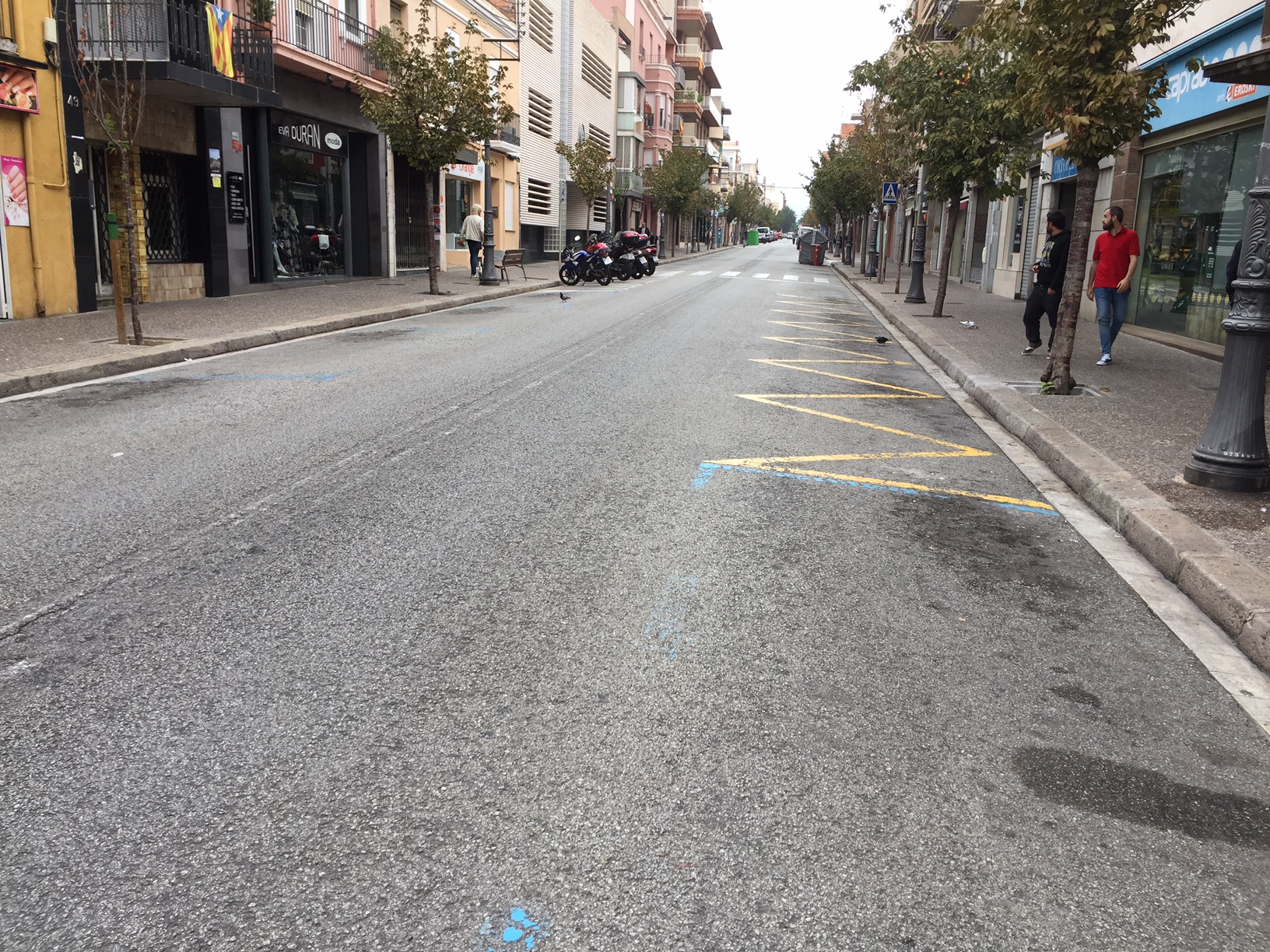 Un ram del carrer Joan Prim gairebé sense cotxes aturats a la zona blava
