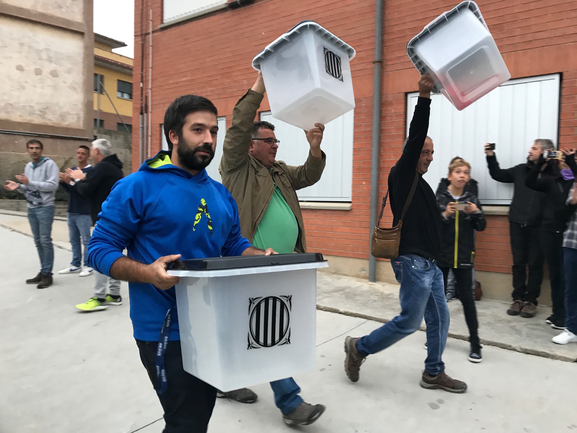 Alexis Sáez, Carles Valls i Santi Oms, entrant les urnes al col·legi electoral de Balenyà