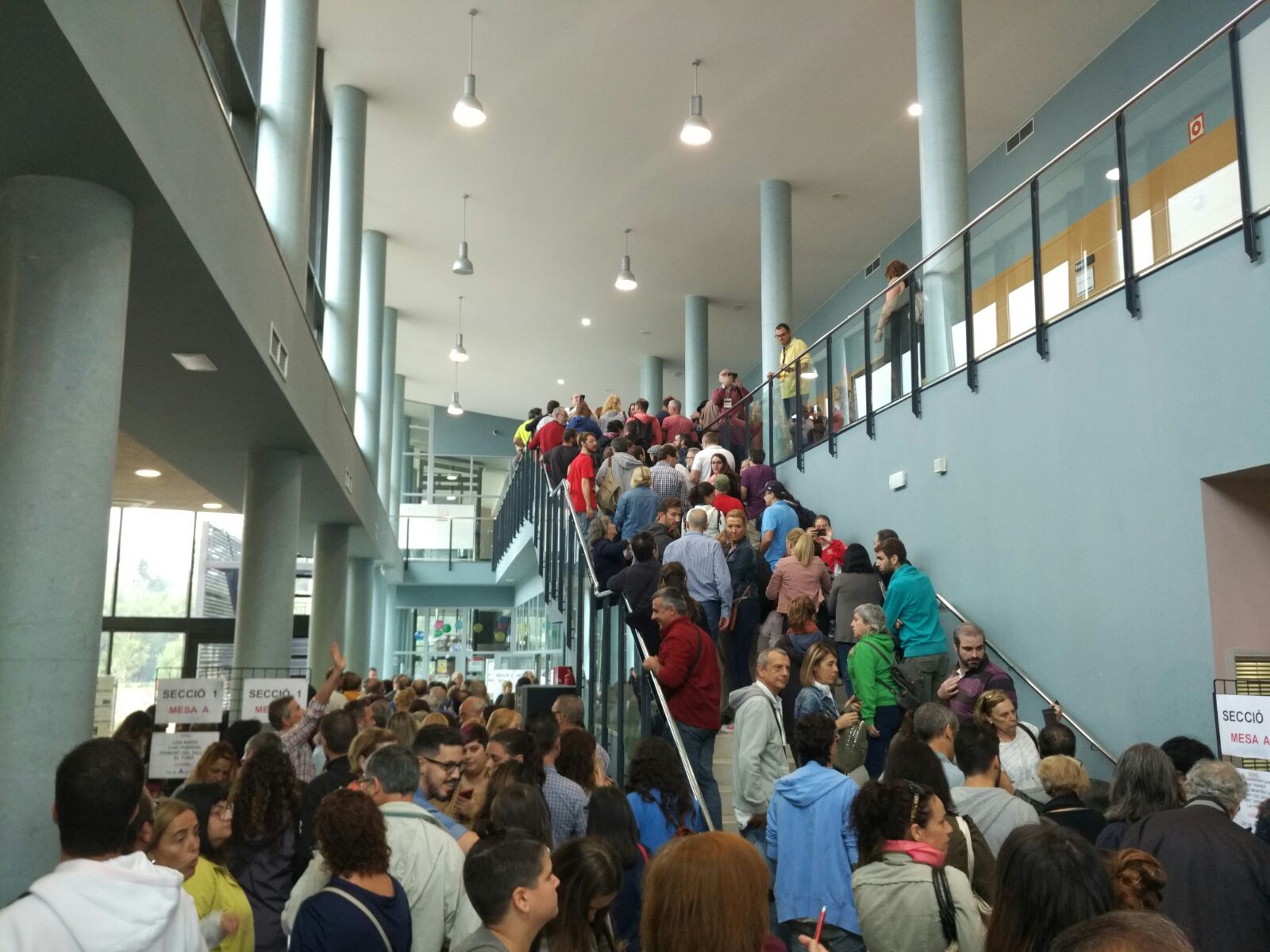 Cues per votar al centre cívic de Bigues