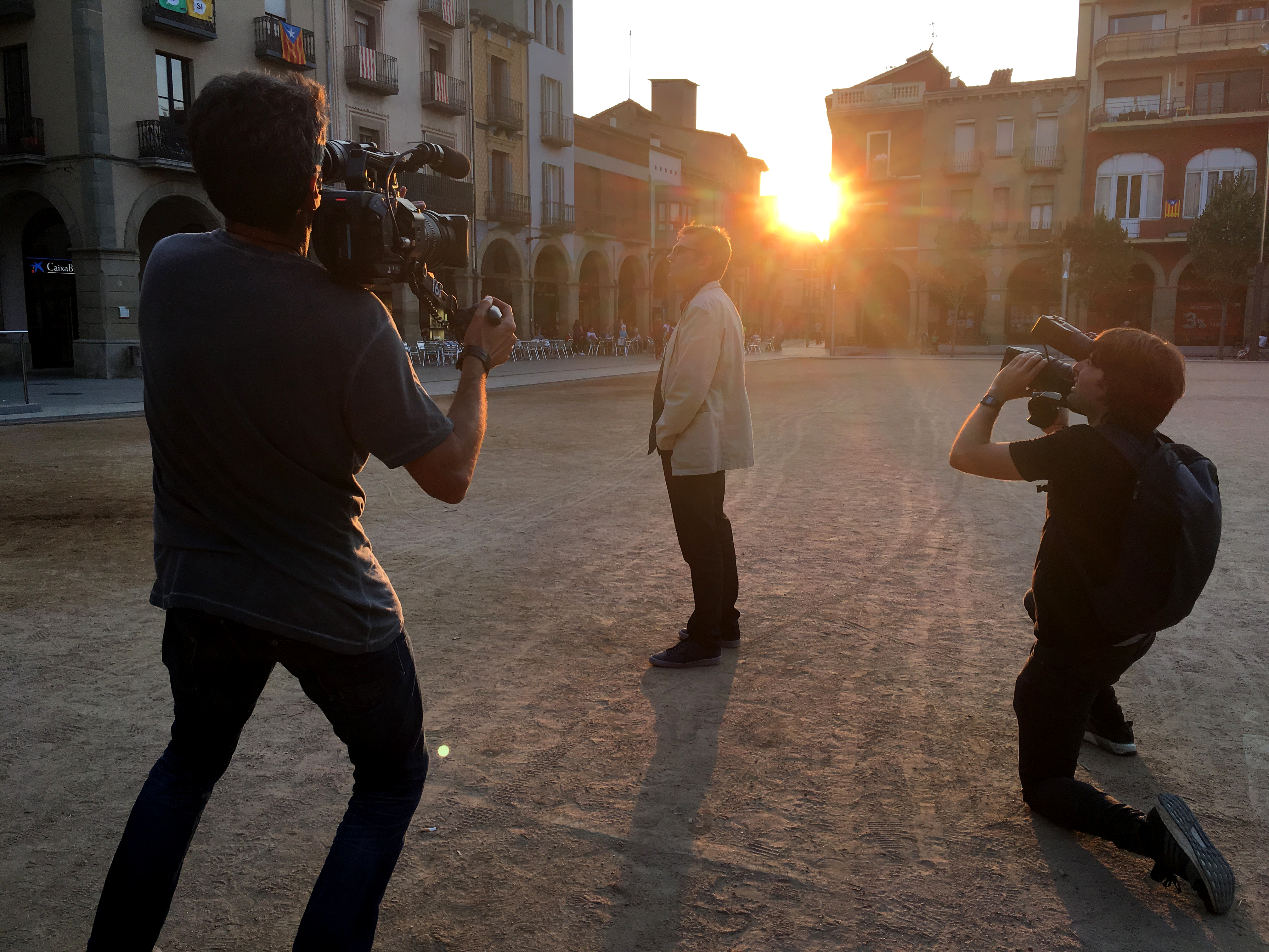 Queco Novell durant el rodatge de Patria(s) a la Plaça Fra Bernadí de Manlleu
