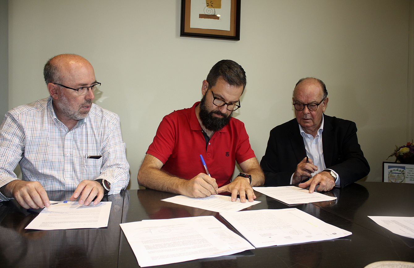 El regidor Carles Fernández, l'alcalde Albert Gil, i un representant de l'empresa ARC en la firma del conveni