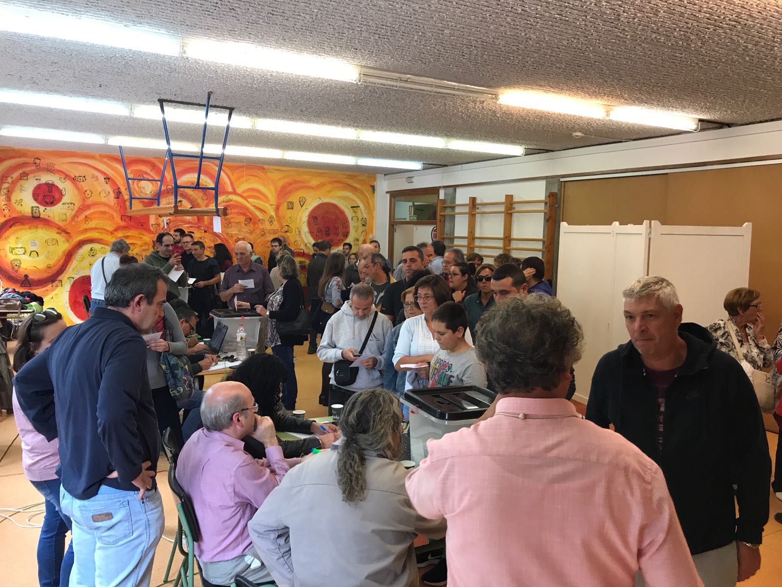 Gent votant a Hostalets de Balenyà