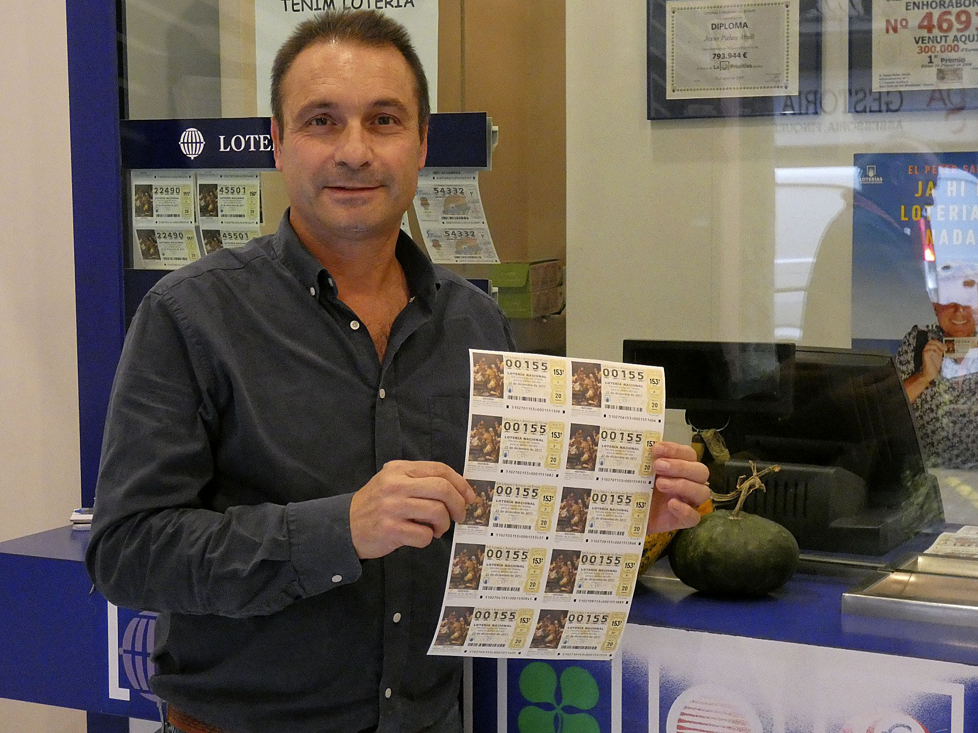 Jesús Palau a l'administració de loteria de Sant Joan mostra els dècims del número 00155