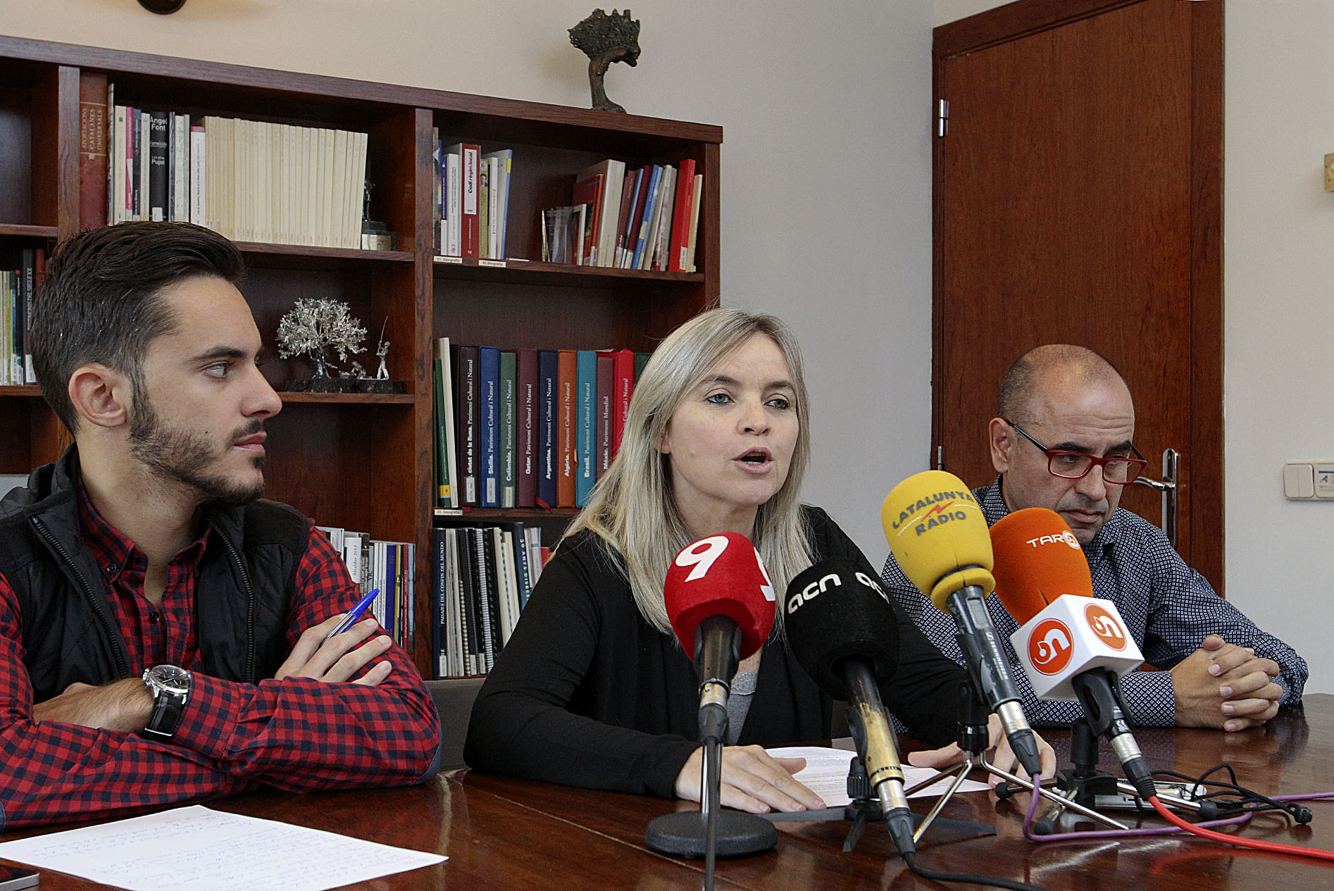 Els tres regidors socialistes, Àlex López, Marta Moreta i Antoni Poyato, aquest matí a Manlleu