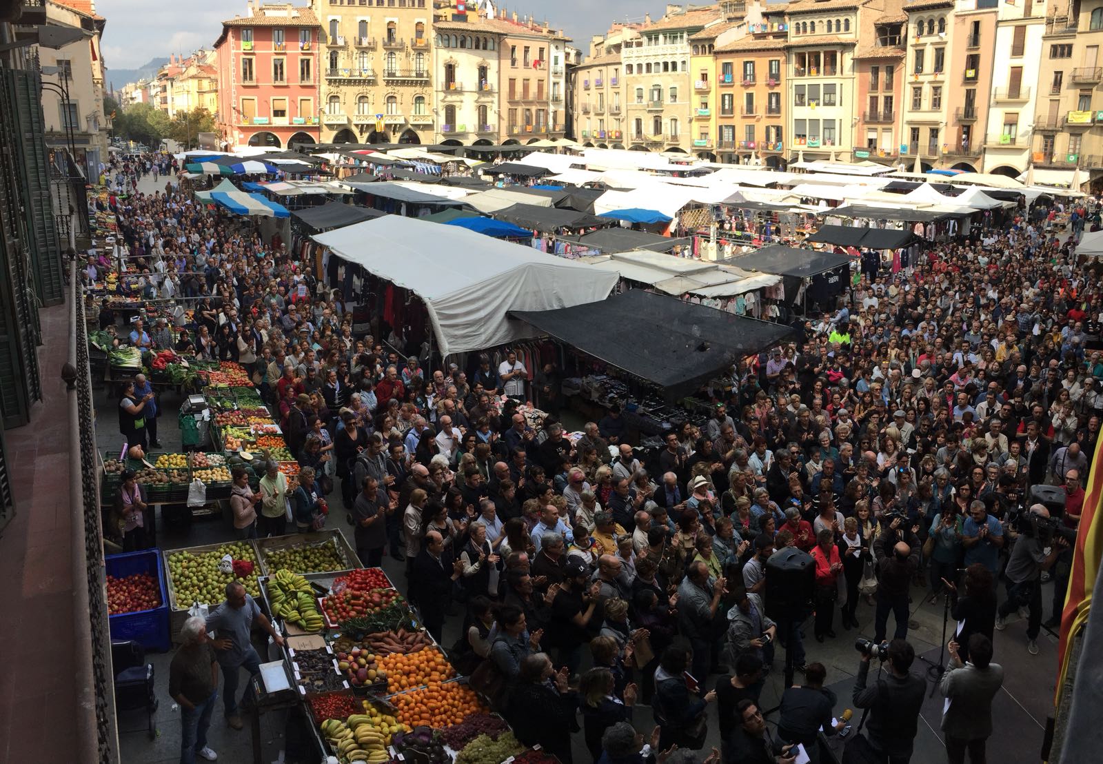 A Vic, la concentració a la plaça Major ha coincidit amb el mercat dels dimarts