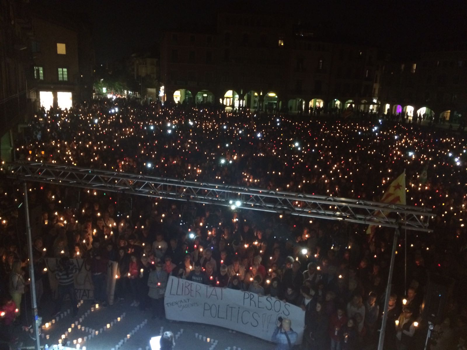 Milers d'espelmes a la plaça Major de Vic