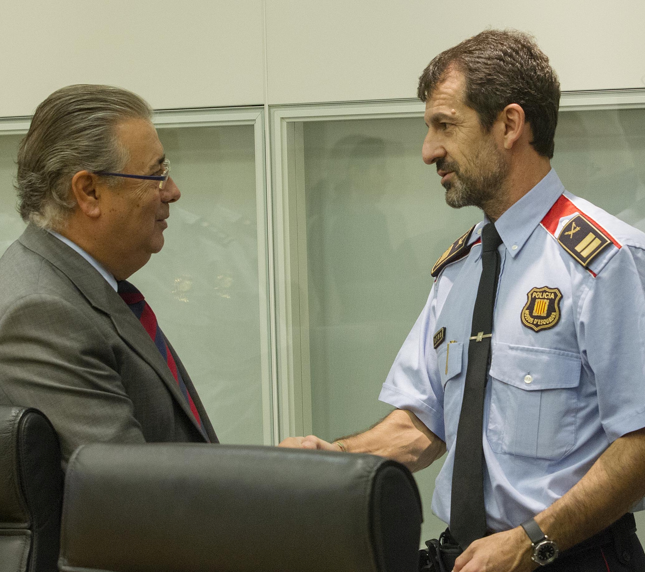 Ferran López saluda el ministre de l'Interior, Juan Ignacio Zoido
