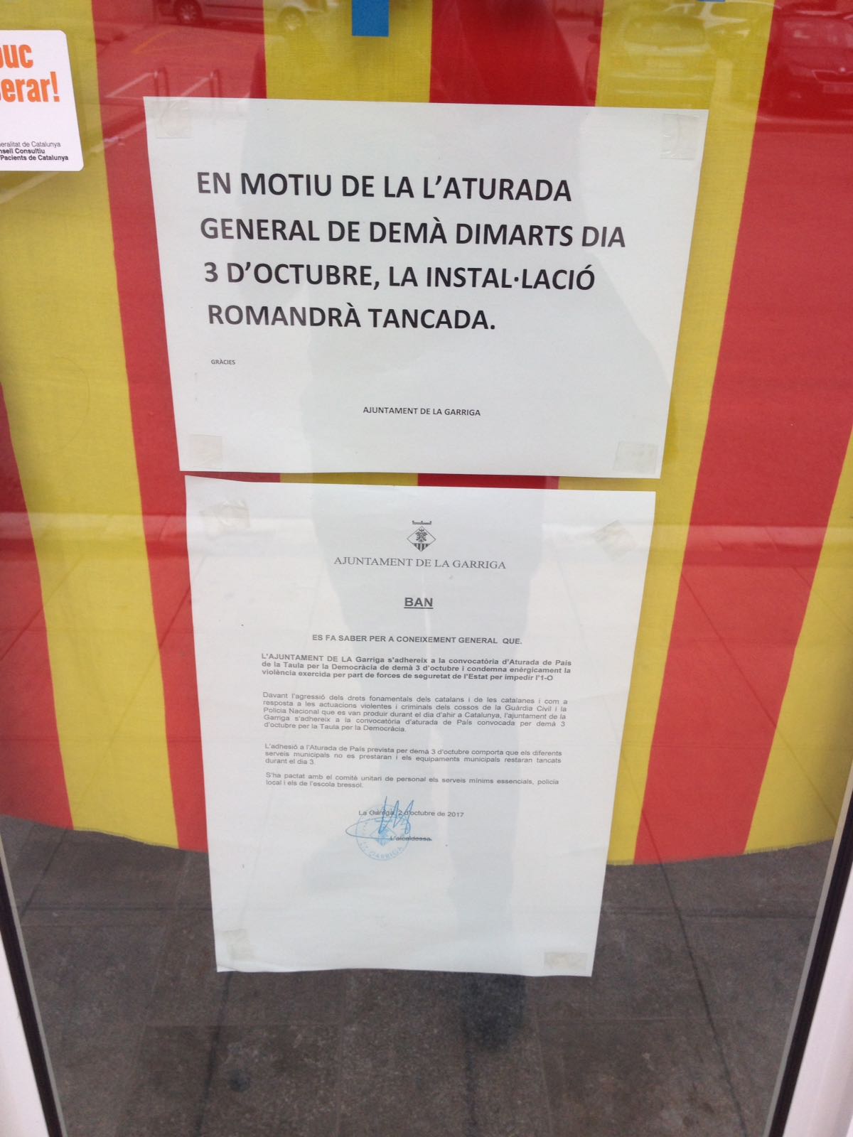 Uns cartells informen del tancament de la piscina municipal de la Garriga aquest dimarts