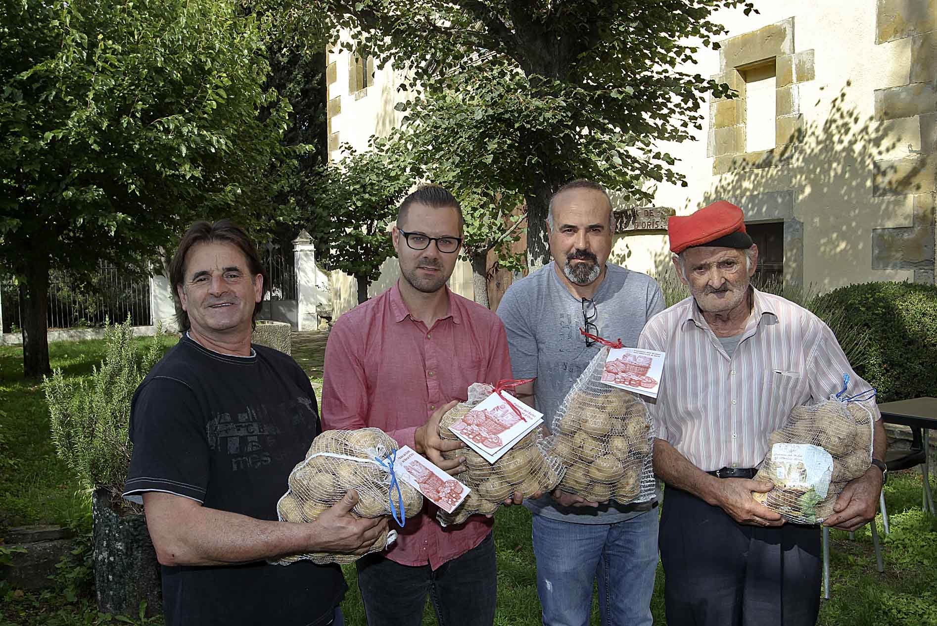 El productor Josep Soldevila, l'alcalde Arnau Basco, el cuiner Pere Lillo i el productor Josep Criballés, amb les patates