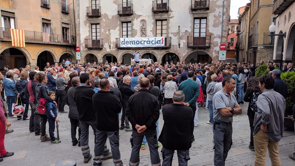 Concentració davant l'Ajuntament de Sant Joan de les Abadesses a l'octubre de 2017