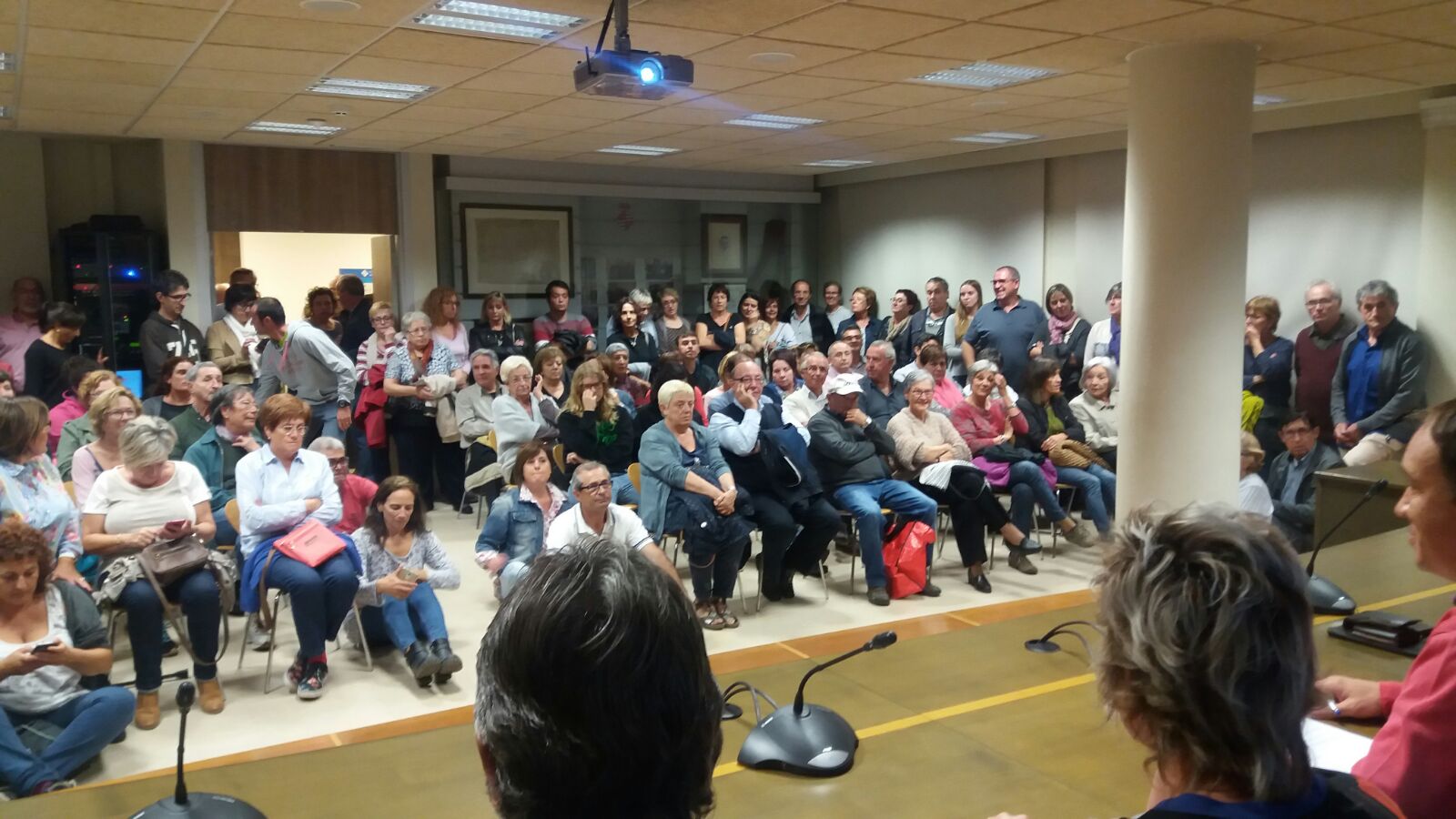 Imatge que presentava la sala de plens de Taradell