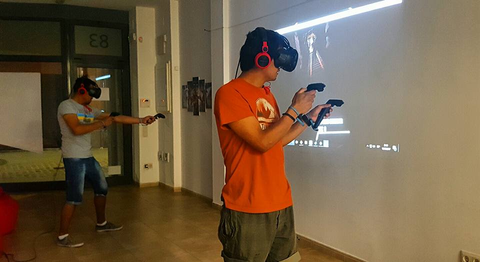 Dos jugadors provant un joc de realitat virtual