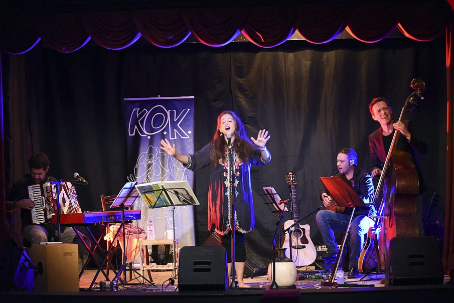 Perla Batalla, enmig de la banda catalana que l’acompanyava, en el concert que divendres va oferir, organitzat pel col·lectiu KOK de Balenyà