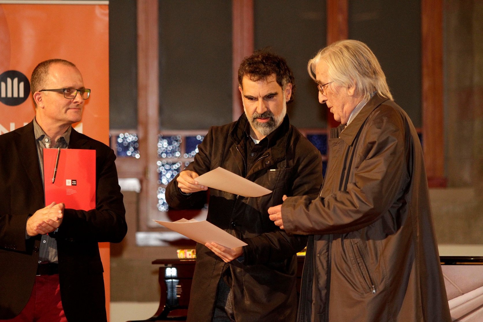 El president d'Òmnium Cultural, Jordi Cuixart (al centre), amb Joan Sala Vila (dreta), i Toni Albà (esquerra) a la festa de 2016