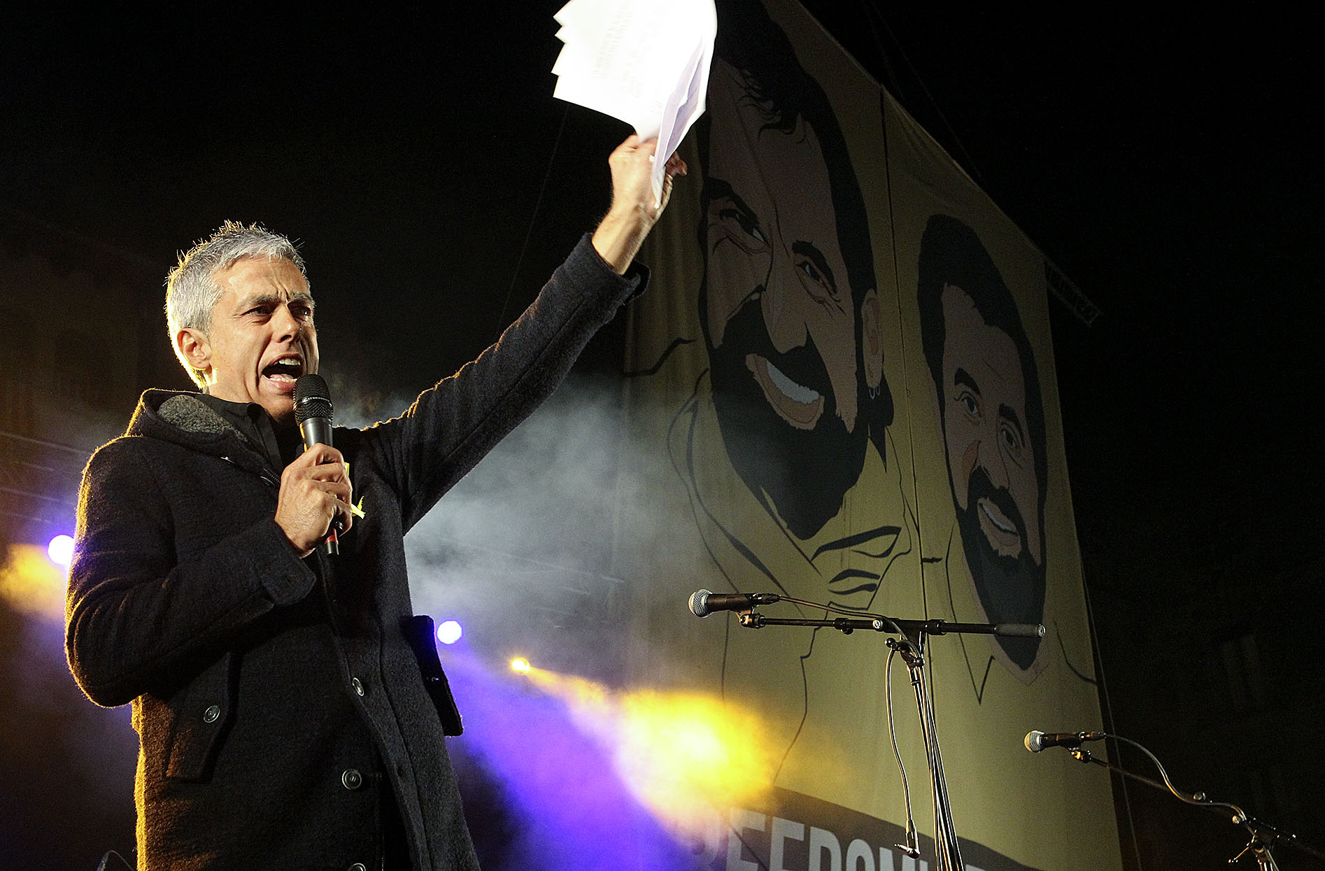 El periodista Albert Om en la lectura del manifesta durant la Botifarrada per la Dignitat