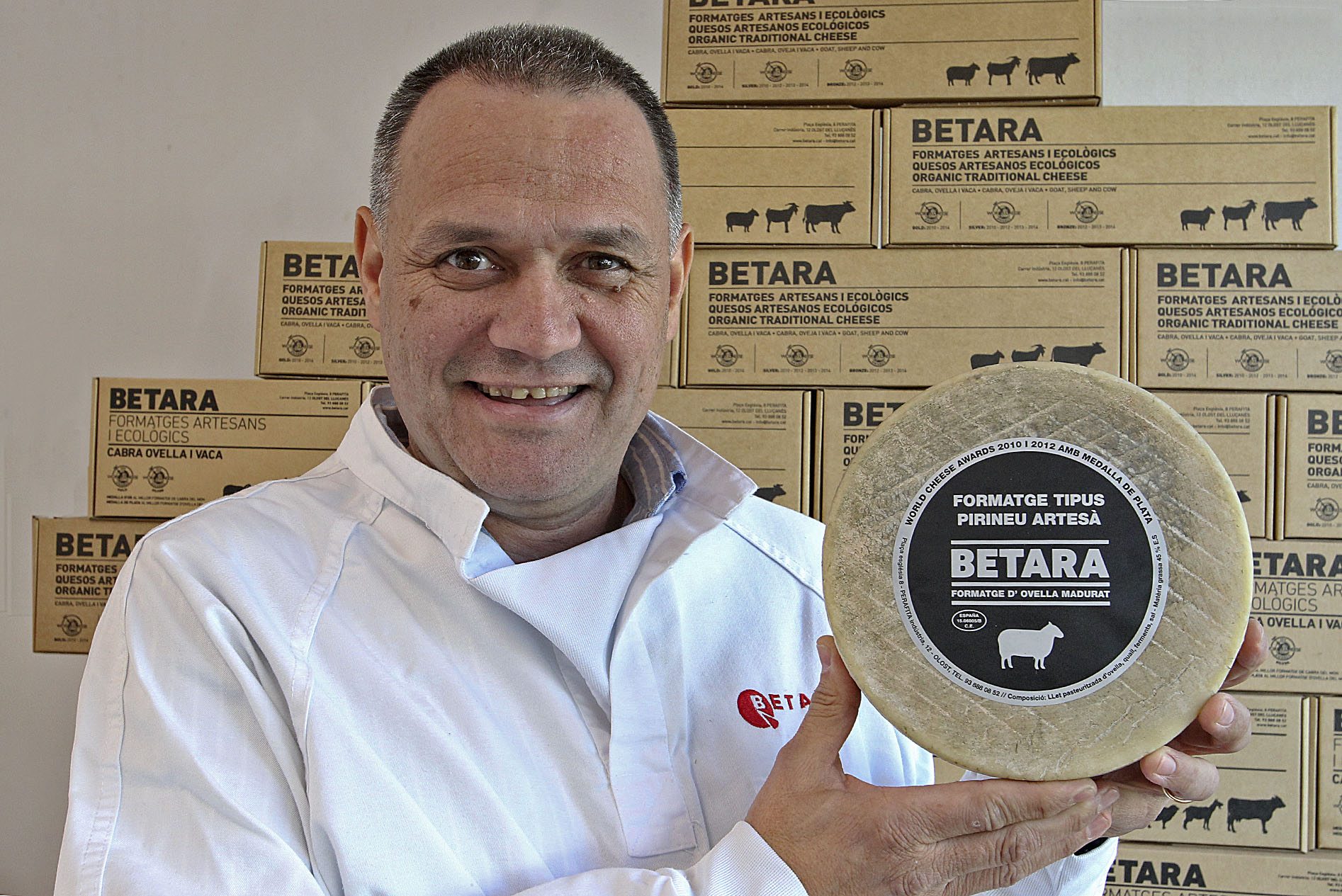 Ramon Berengueras, gerent de Betara, amb el formatge permiat amb un súper or
