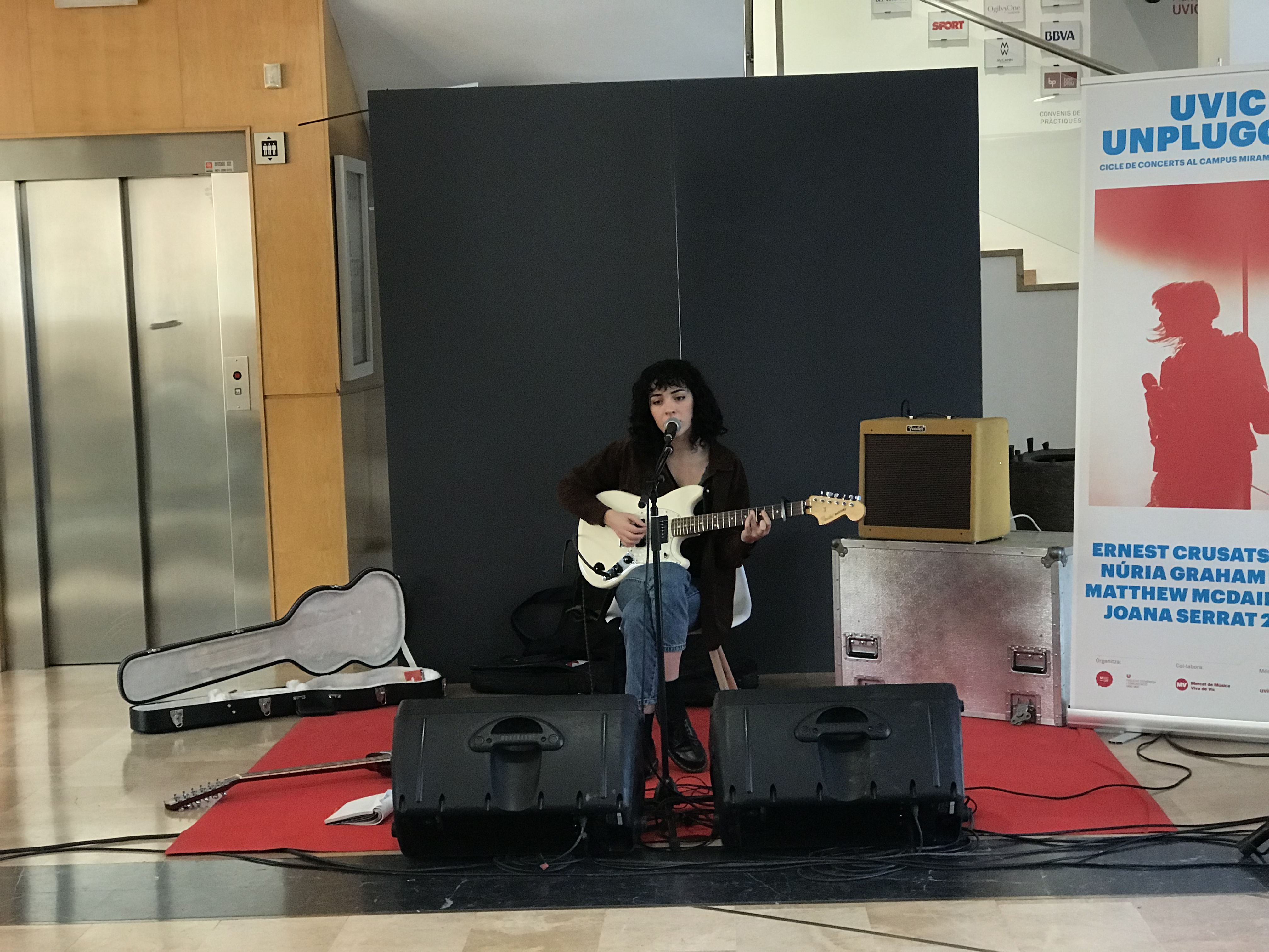 Núria Graham al hall de l'edifici F de la UVic-UCC