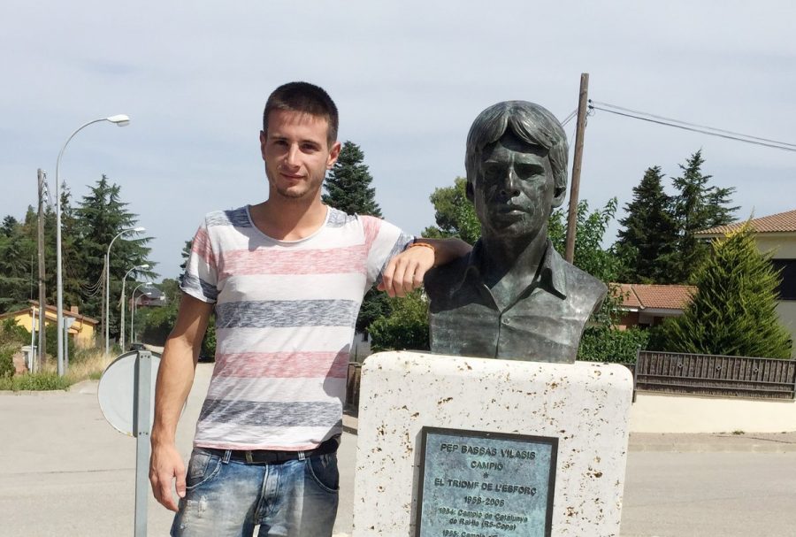 Pep Bassas amb l'estàtua dedicada al seu pare a Seva