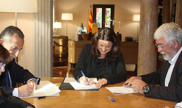 La firma del crèdit de Llinars, amb l'alcalde Martí Pujol, i la presidenta de la Diputació, Mercè Conesa