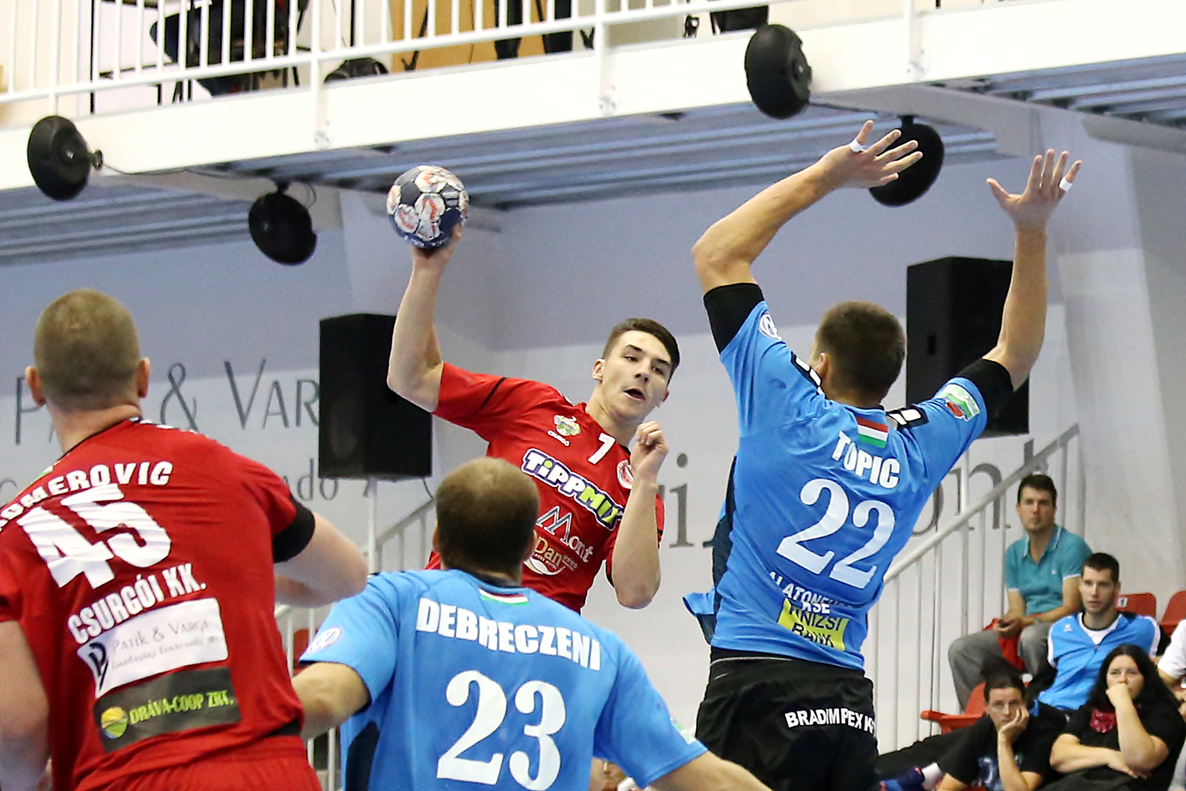 Dávid Debreczeni i Petar Topik defensen un llançament en un partit de lliga recent contra el Csurgói