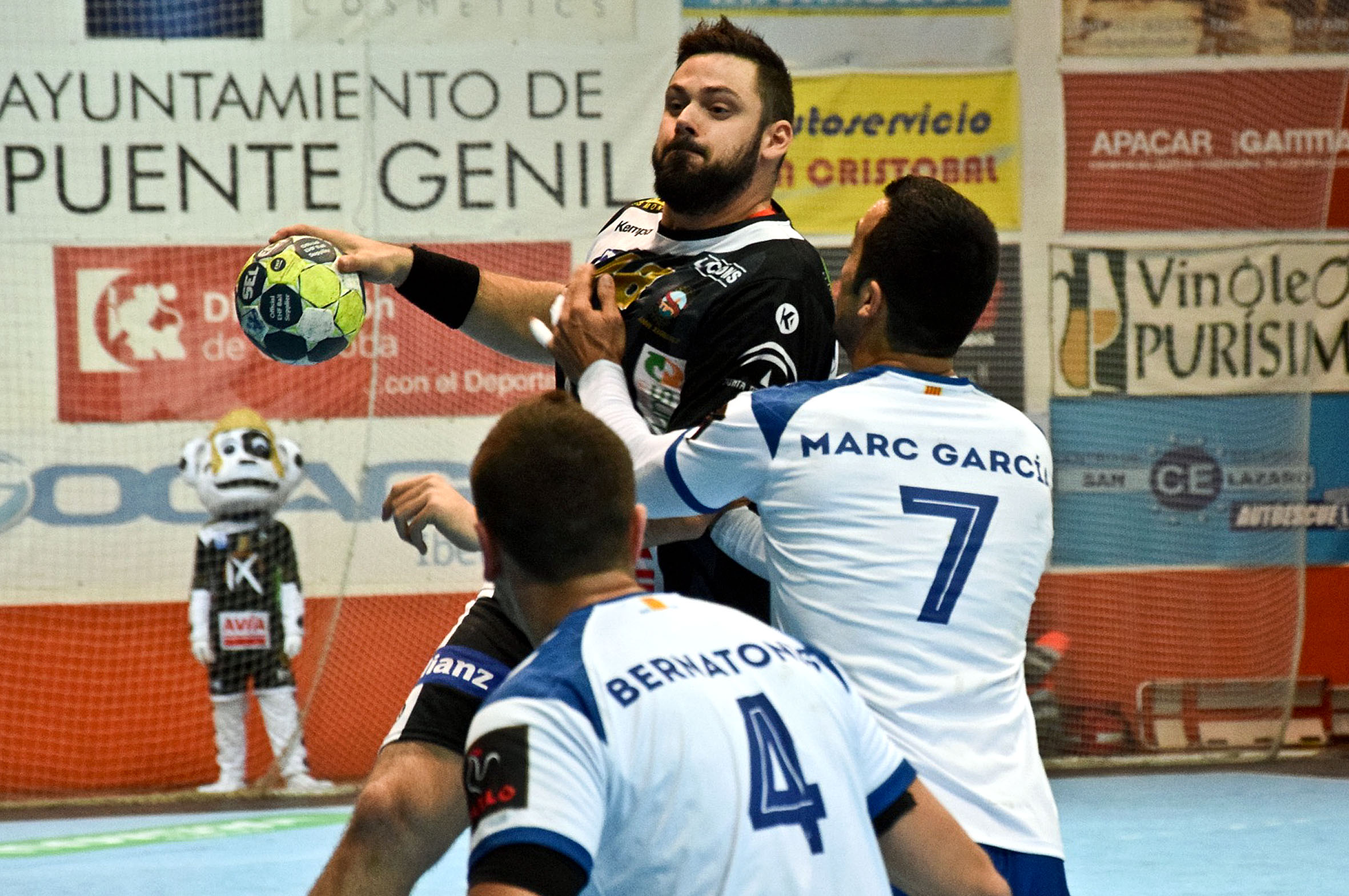 Marc Garcia intenta contenir Juanlu Moyano, autor de sis gols, en una acció del partit de dimecres