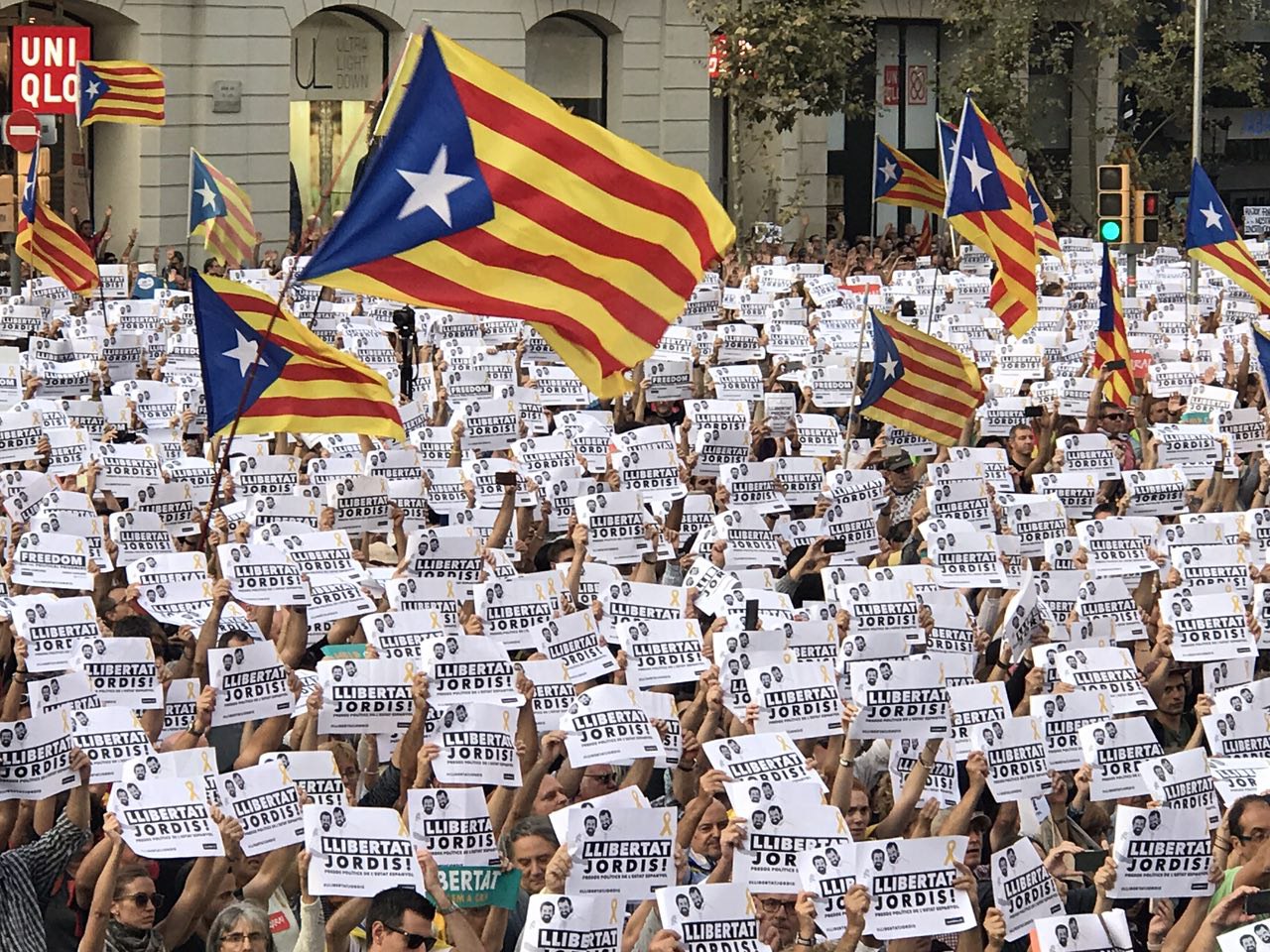 Manifestació a favor de la llibertat dels Jordis, al passeig de Gràcia de Barcelona