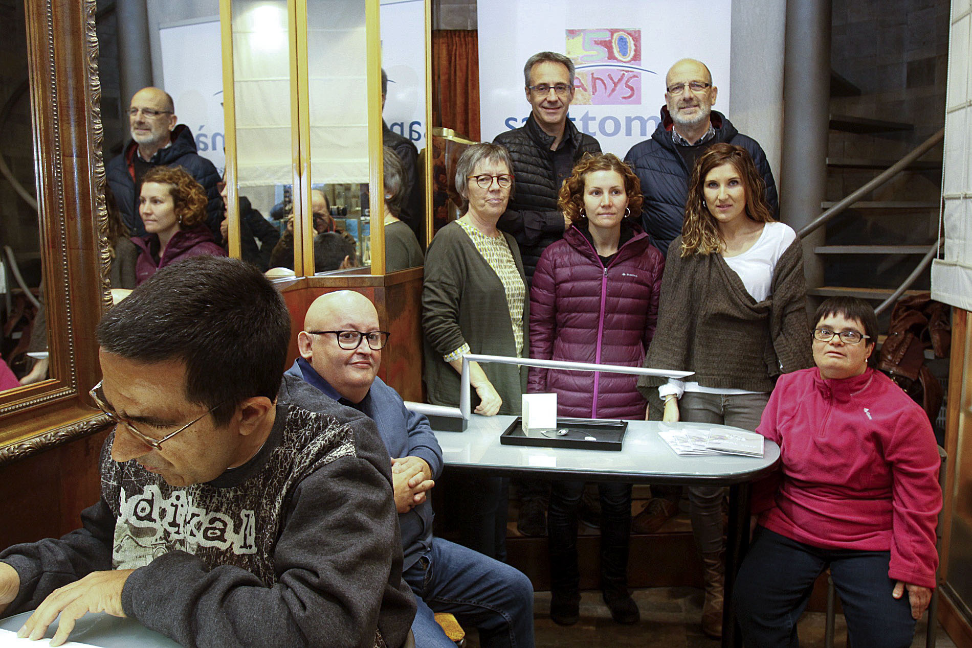 L'autor del dibuix i usuaris del Centre Ocupacional amb algunes de les educadores, el joier Enric Isern i el president de l'entitat, Antoni Ramírez