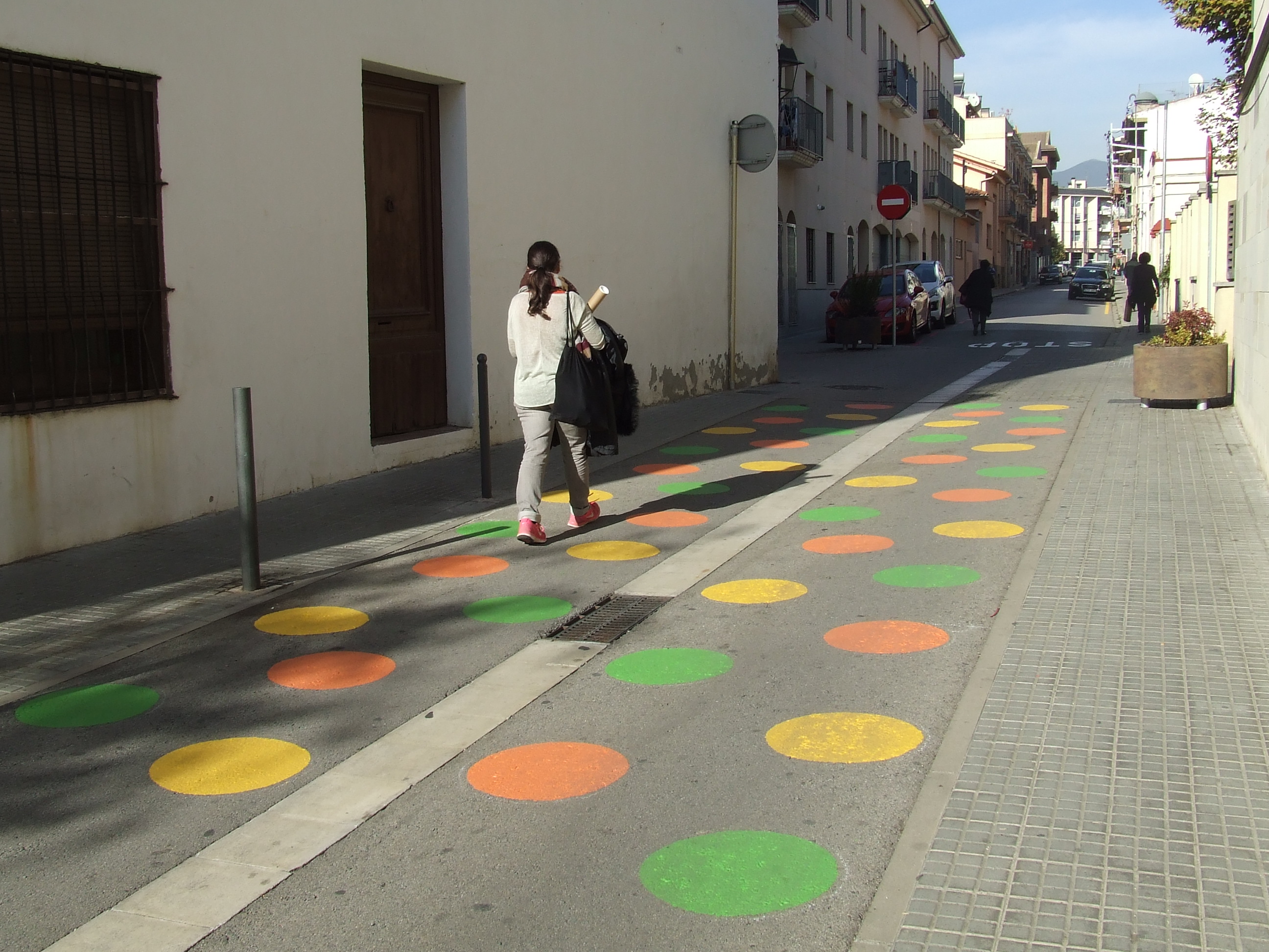 Entre el carrer Hospital i l'avinguda Rei en Jaume s'han pìntat figures de color