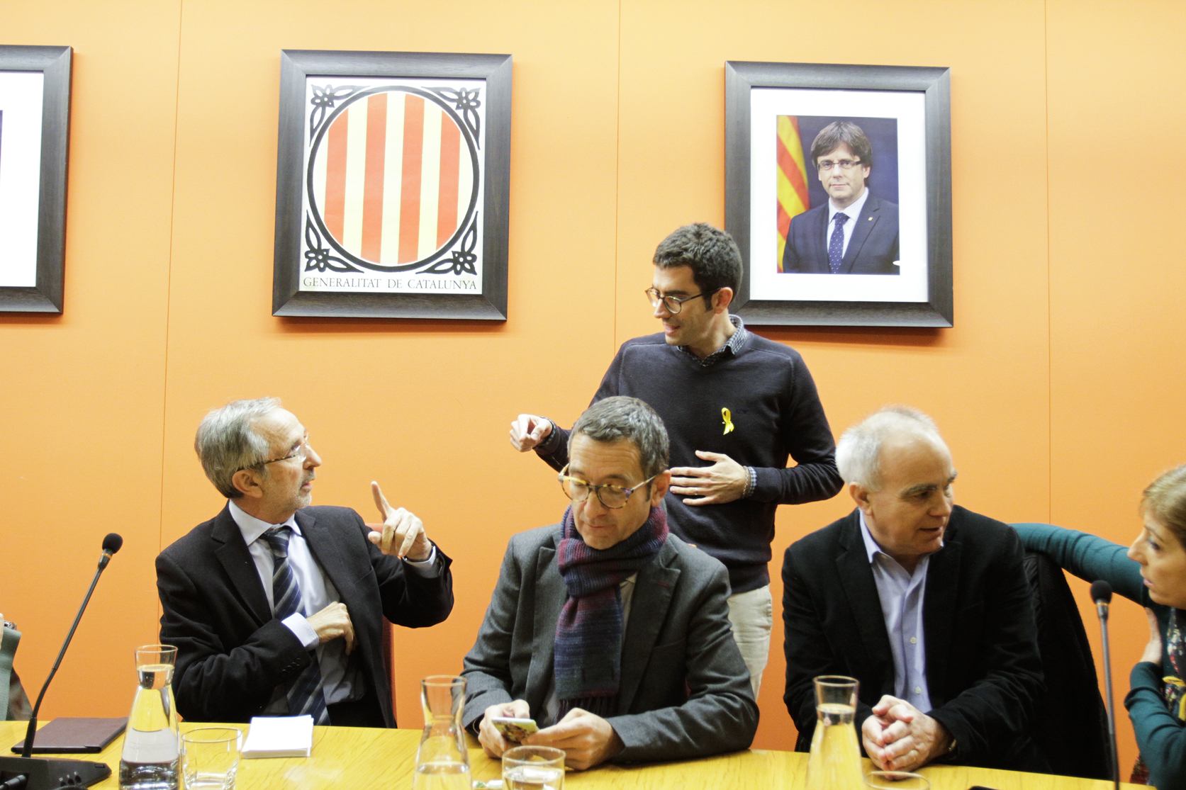 L'alcalde, Josep Mayoral, parla amb Àlex Sastre (PDeCAT) en presència dels regidors socialistes Jordi Terrades i Albert Camps