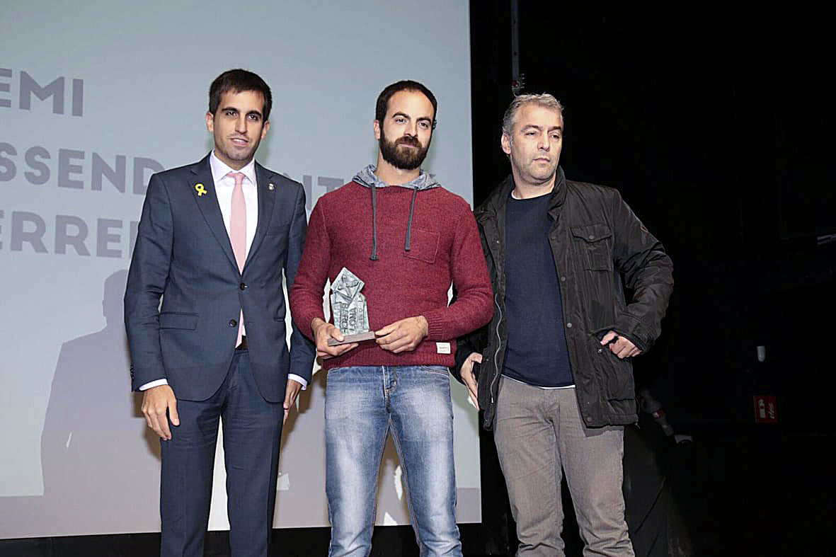 Representants de l'ADF Lluçanès recollint el premi
