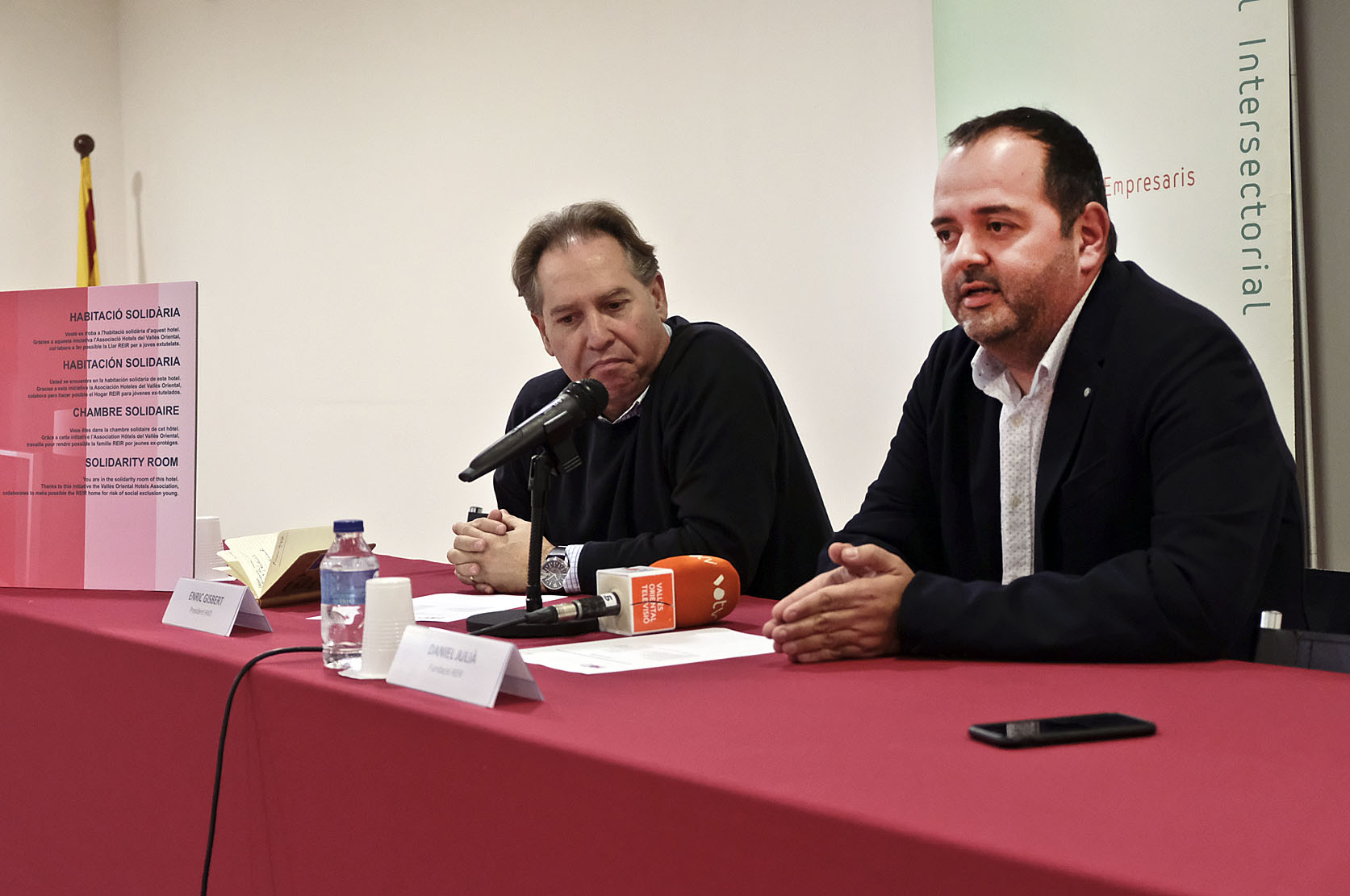 Daniel Juliá, de la Fundació Reir, en primer terme, i Enric Gisbert, d'Hotels Vallès Oriental, durant la presentació