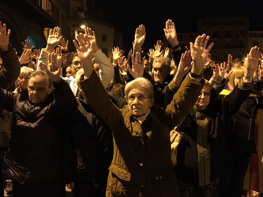 Els assistents han fet cinc minuts de silenci amb les mans alçades a la plaça Major de Vic