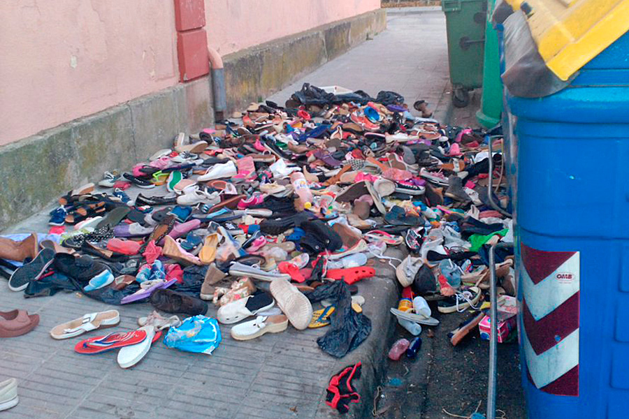 Les sabates s'han localitzat fora d'alguns contenidors