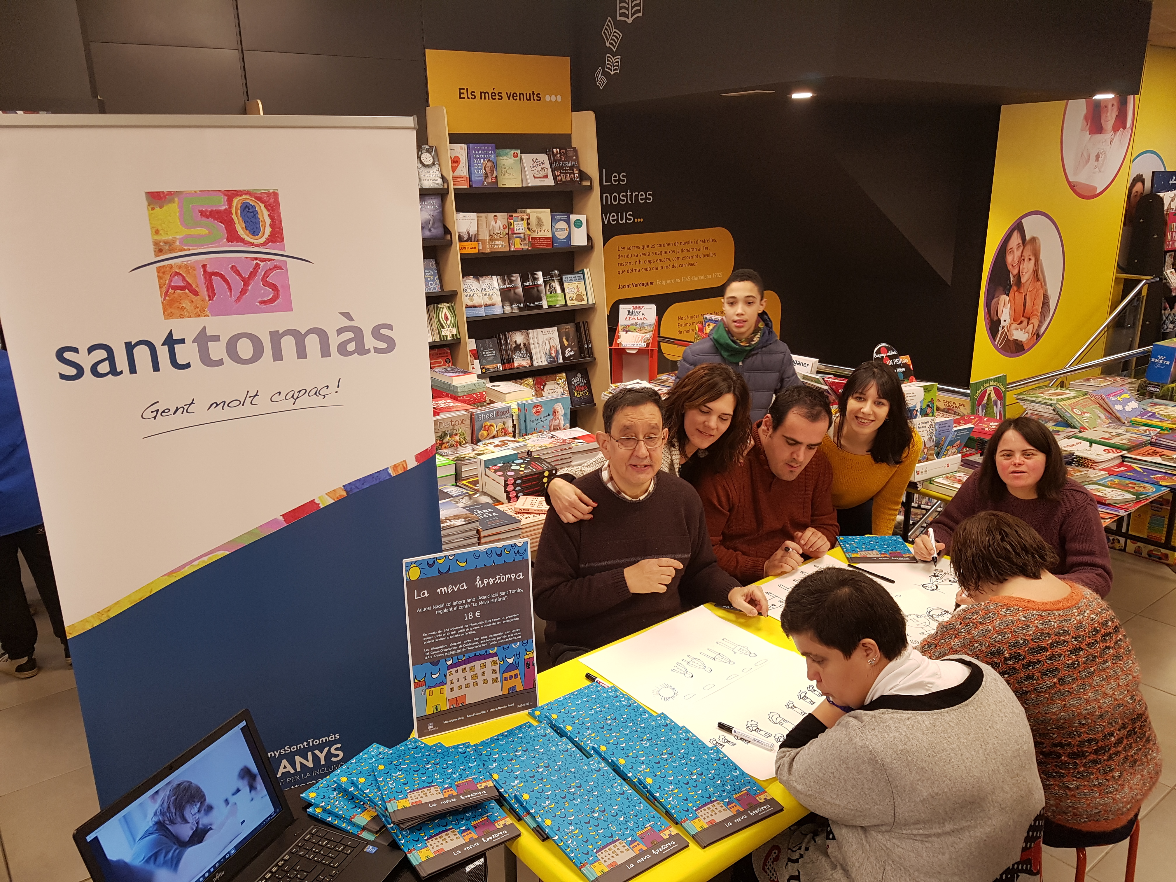 Les dues educadores amb alguns dels usuaris del servei que han il·lustrat el conte, dimarts passat durant la presentació a l'Abacus, de Vic