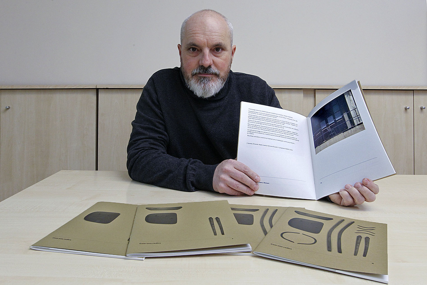 Jordi Lafon amb els quatre llibres del projecte