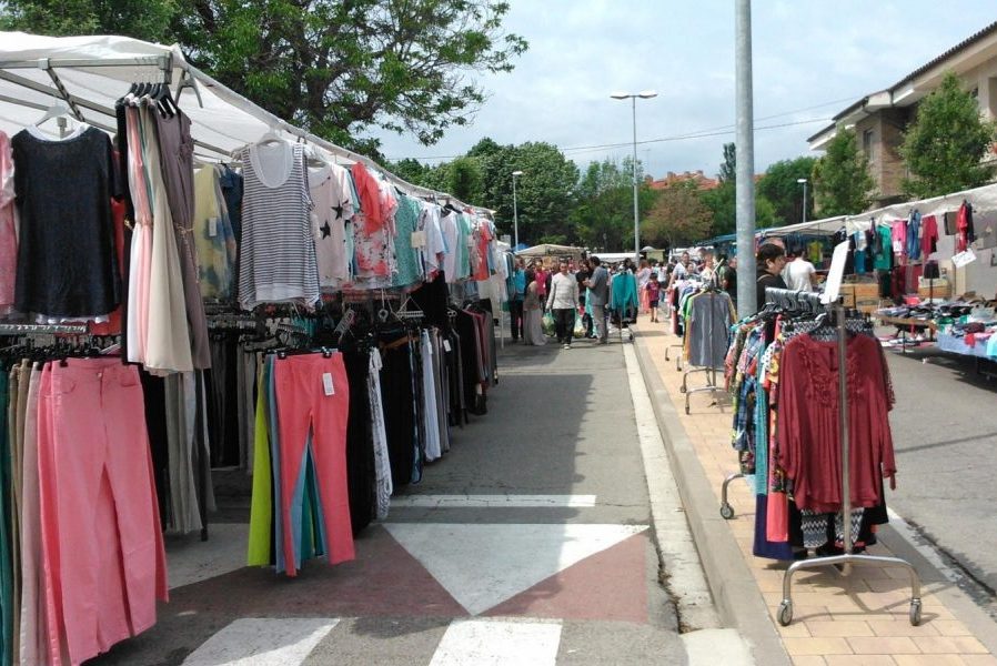 La policia va intervenir la mercaderia en una parada del mercat de Calldetenes