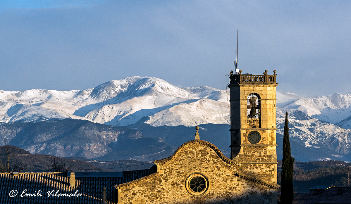 El Puigmal nevat, amb l'església de Sant Bartomeu en primer terme