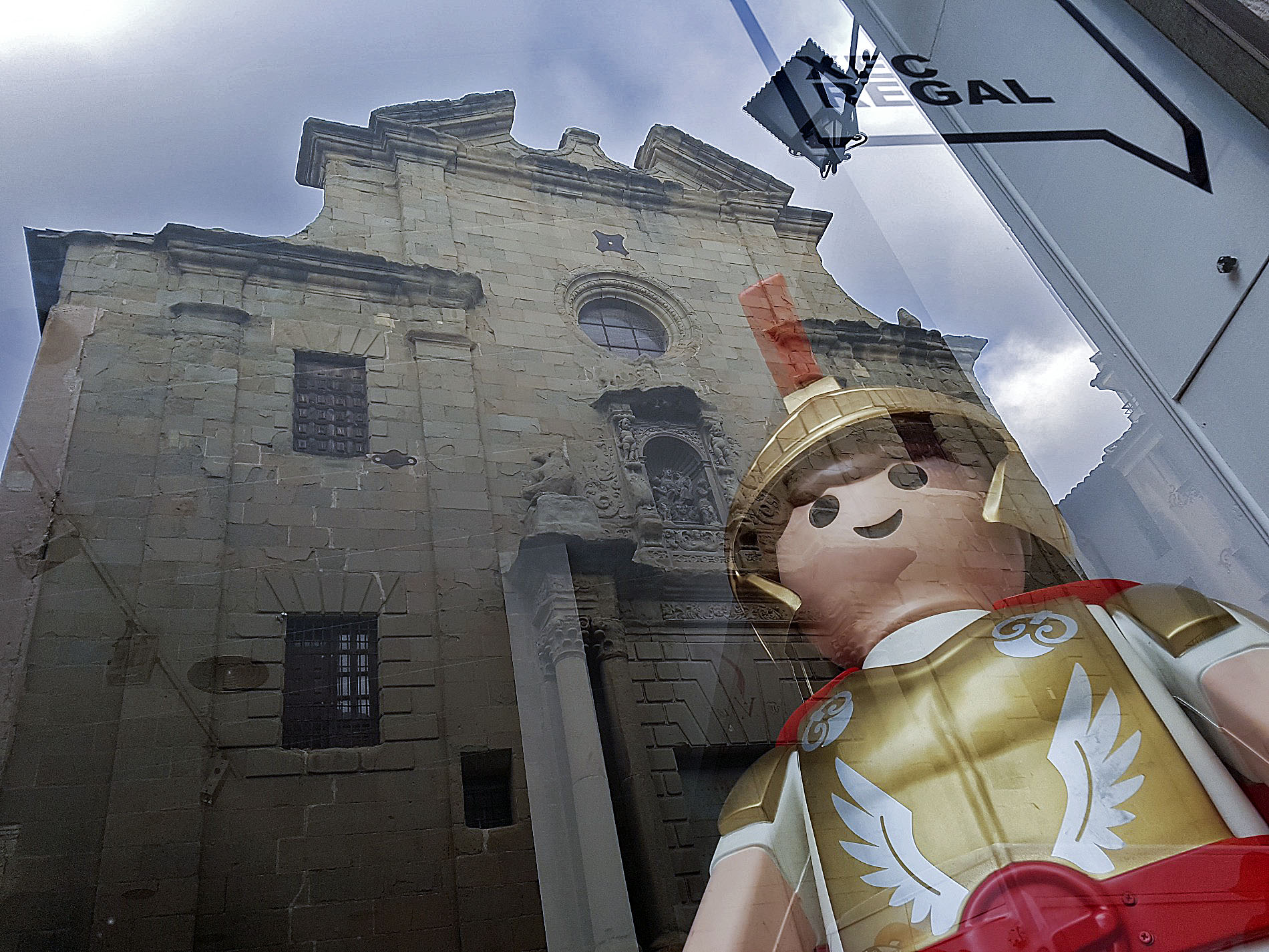 En motiu de la fira s'han instal·lat figures gegants de Playmobil en una quinzena d'aparadors de la ciutat