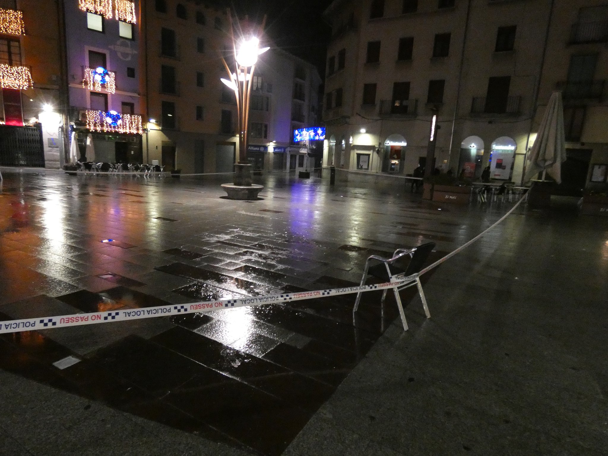 La policia local ha posat cinta per evitar l'accés a la plaça Sant Eudald de Ripoll