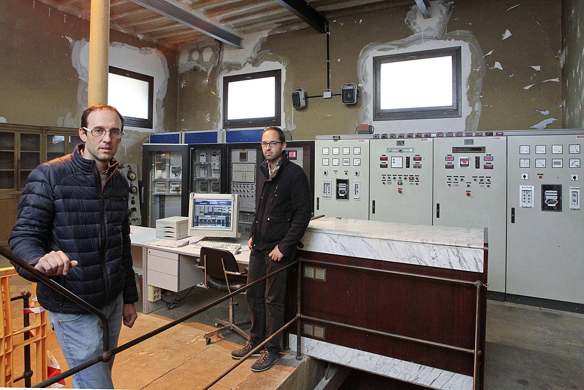 Salvador Vaquer i Josep Vaquer a la sala de màquines de l'elèctrica ripollesa