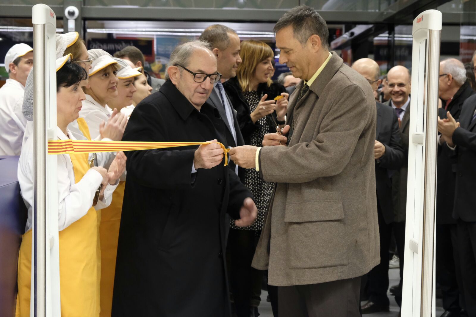 El president de Bon Preu, Joan Font, talla la cinta en la inauguració del nou supermercat, juntament amb l'alcalde de Lliçà d'Amunt, Nacho Simón