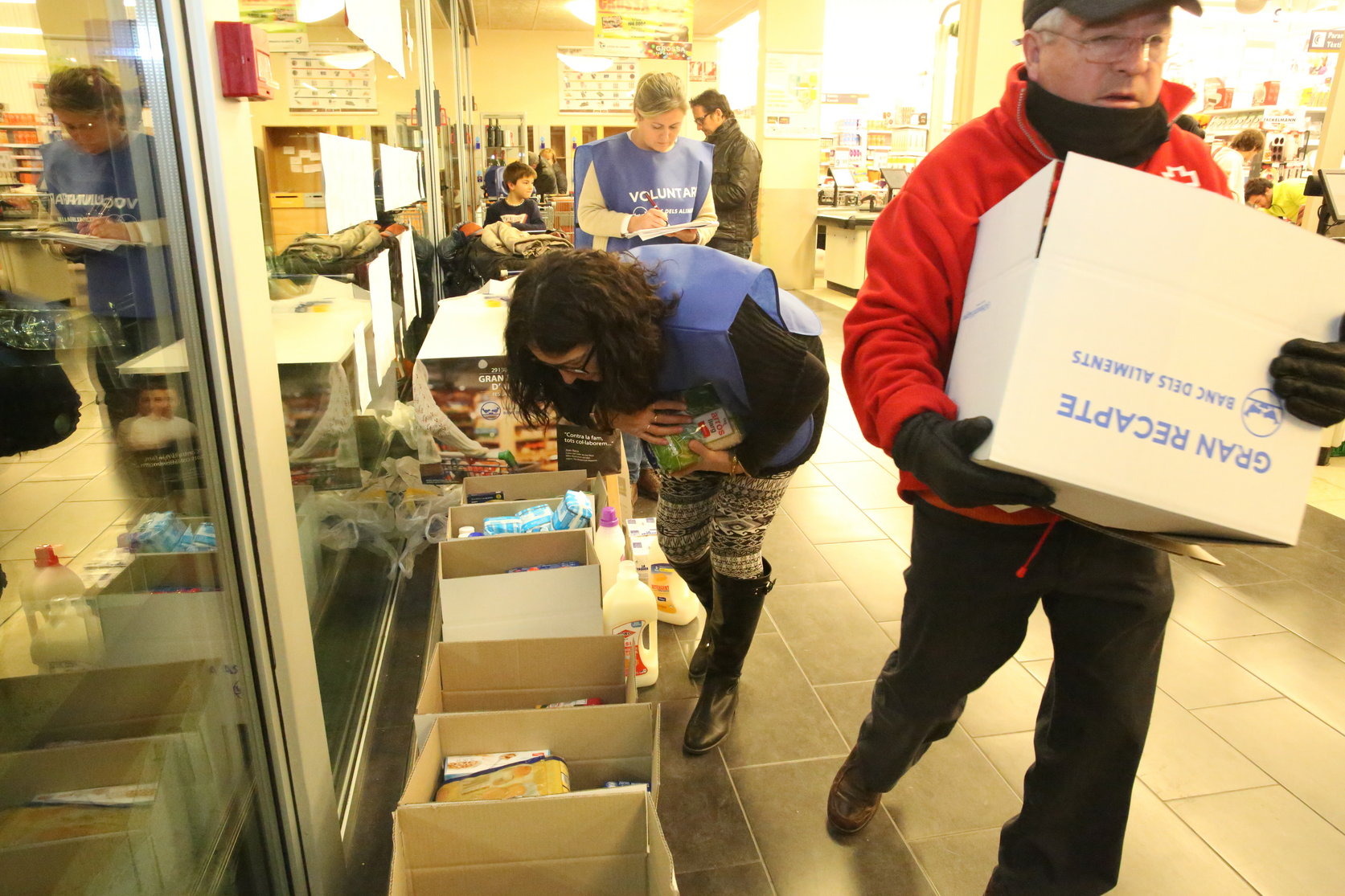Voluntaris del Gran Recapte d'Aliments en un supermercat de Ripoll